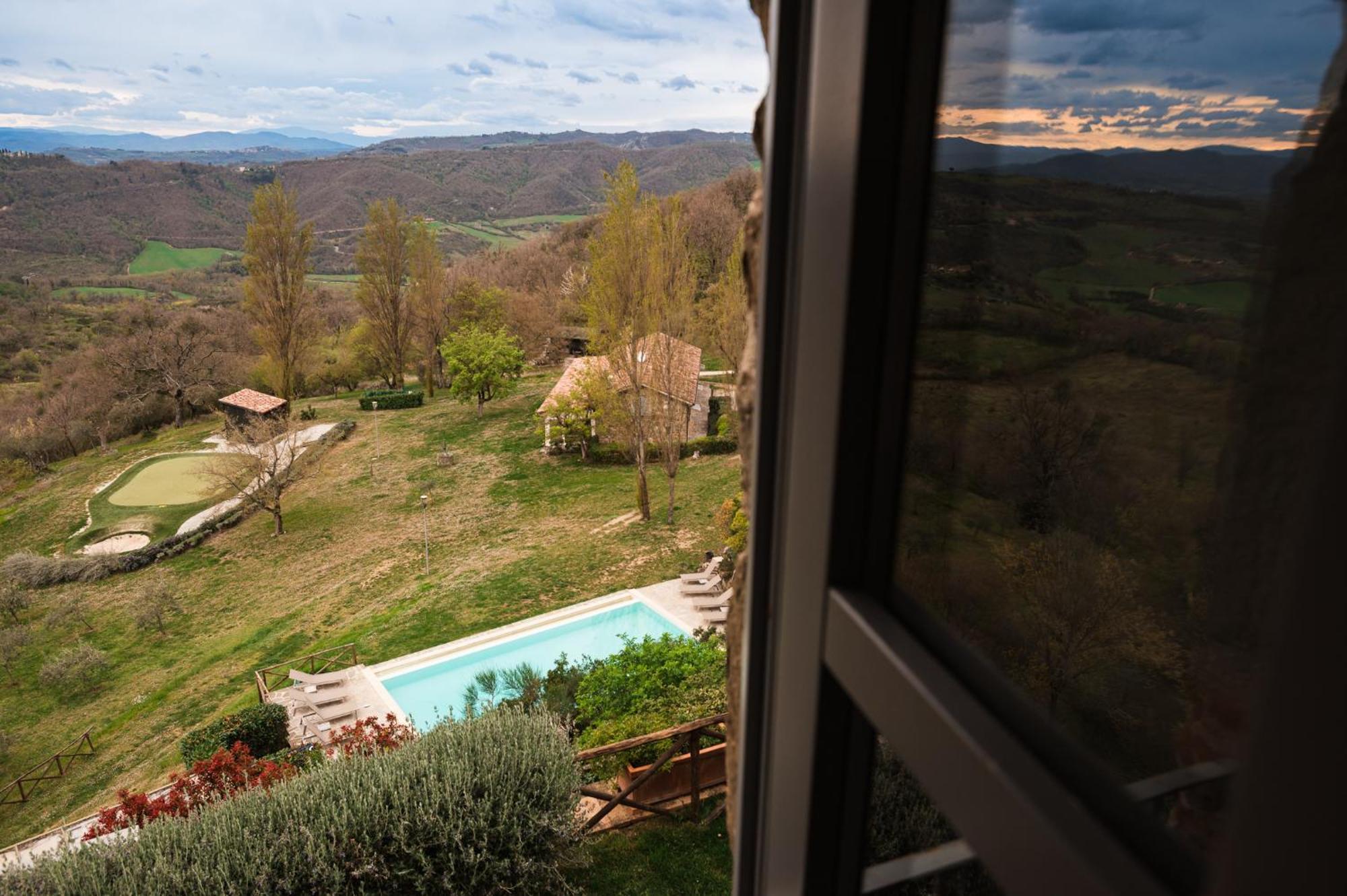Nikis Resort Gubbio Eksteriør billede